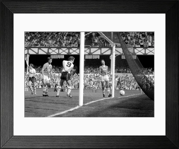 Framed Print : Everton 1 v. Tottenham Hotspur 4. August 1984 MF17-17-002 Framed Print : Everton 1 v. Tottenham Hotspur 4. August 1984 MF17-17-002