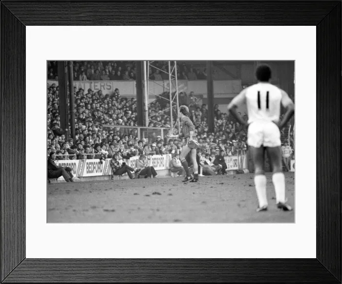 Framed Print : English League Division One match at Kenilworth Road. Luton Town 0 v Liverpool 0