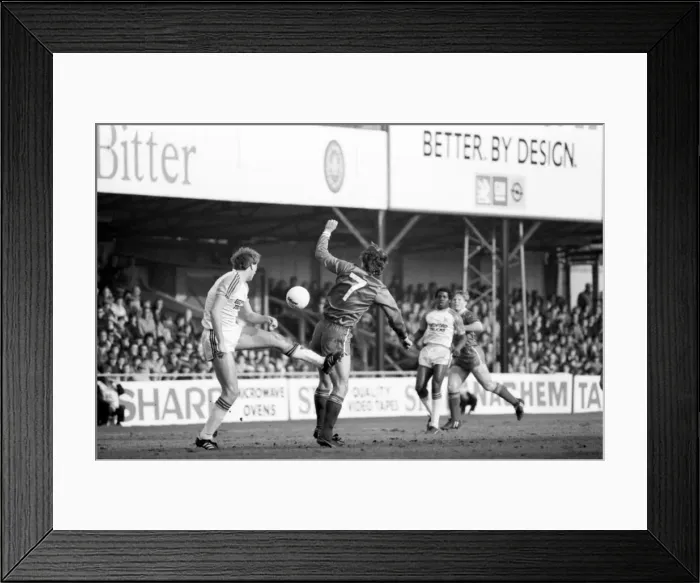 Framed Print : English League Division One match at Kenilworth Road. Luton Town 0 v Liverpool 0 Framed Print : English League Division One match at Kenilworth Road. Luton Town 0 v Liverpool 0