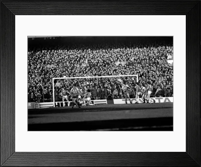 Framed Print : Luton Town 0 v. Liverpool 0. February 1984 MF14-09-055 Framed Print : Luton Town 0 v. Liverpool 0. February 1984 MF14-09-055