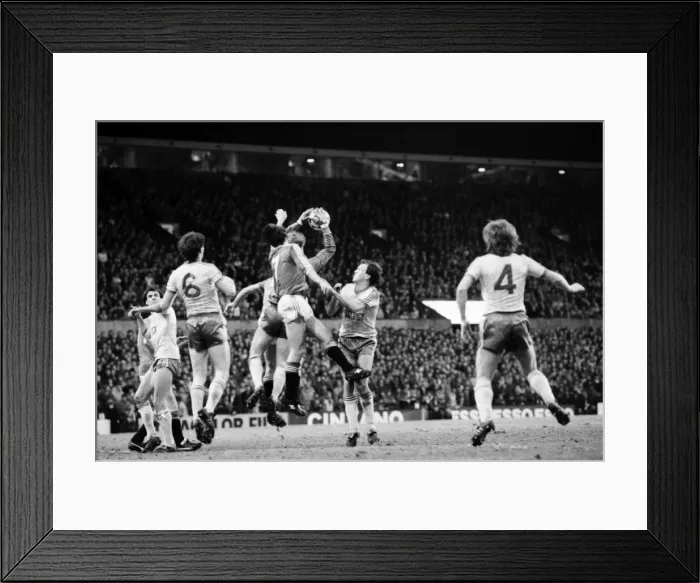 Framed Print : English League Division One match at Old Trafford. Manchester United 0 v Norwich City 0 Framed Print : English League Division One match at Old Trafford. Manchester United 0 v Norwich City 0