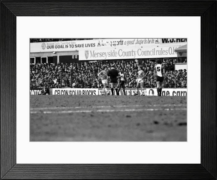 Framed Print : English League Division One match at Goodison Park. Everton 1 v Southampton 0 Framed Print : English League Division One match at Goodison Park. Everton 1 v Southampton 0