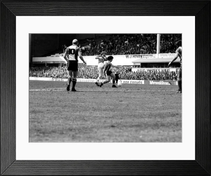 Framed Print : English League Division One match at Goodison Park. Everton 1 v Southampton 0