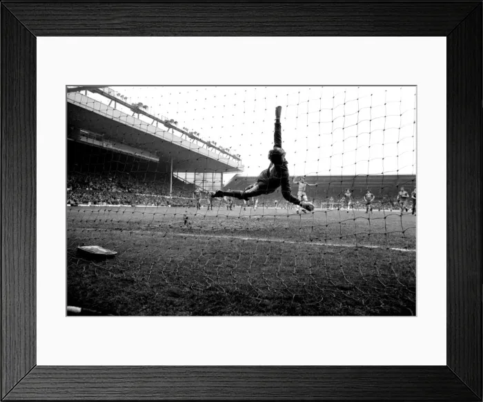 Framed Print : Liverpool v. Chelsea. May 1985 MF21-04-043 The final score was a four three Framed Print : Liverpool v. Chelsea. May 1985 MF21-04-043 The final score was a four three