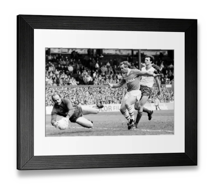 Framed Print : Stoke v. Everton. April 1985 MF21-51a-002 Peter Reid attempts to get the ball past