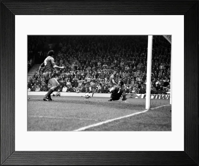 Framed Print : Liverpool v. Chelsea. May 1985 MF21-04-076 The final score was a four three