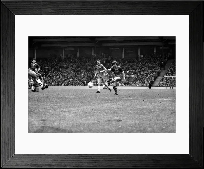Framed Print : Liverpool v. Chelsea. May 1985 MF21-04-009 The final score was a four three Framed Print : Liverpool v. Chelsea. May 1985 MF21-04-009 The final score was a four three