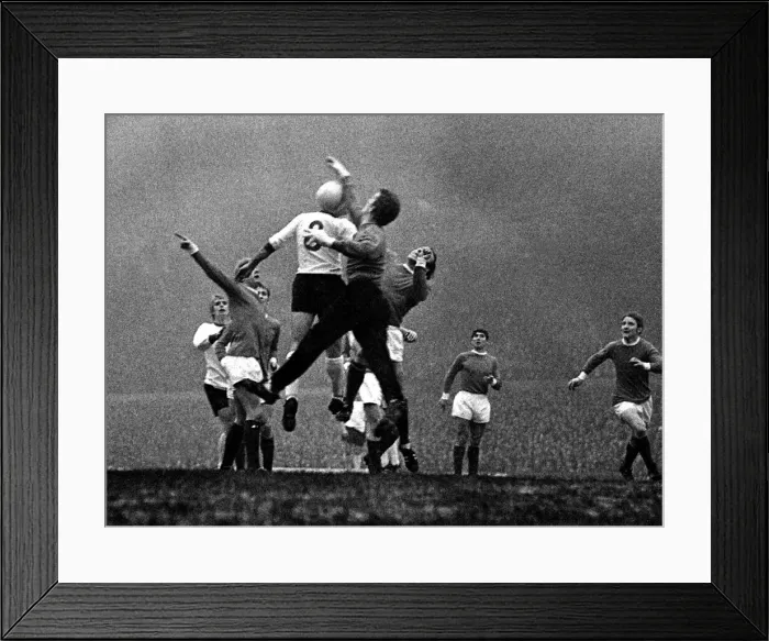 Framed Print : Manchester United goalkeeper Alex Stepney jumps up to punch the ball clear from Liverpool Framed Print : Manchester United goalkeeper Alex Stepney jumps up to punch the ball clear from Liverpool