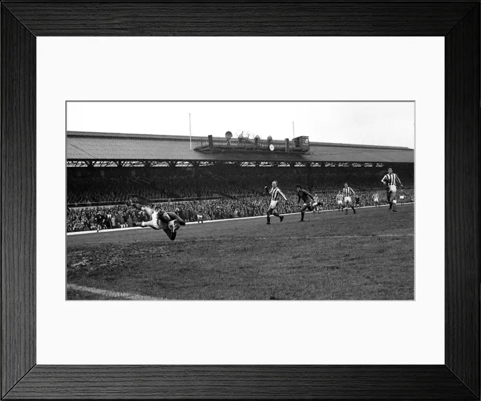 Framed Print : Sunderland goalkeeper Jim Montgomery dives spectacularly to make a fine save Framed Print : Sunderland goalkeeper Jim Montgomery dives spectacularly to make a fine save
