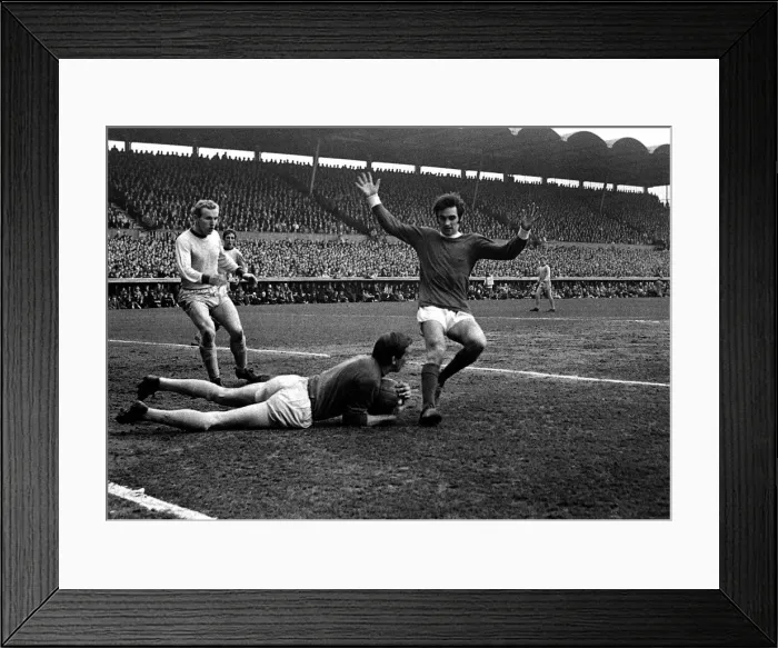 Framed Print : George Best of Manchester United is thwarted by goalkeeper Bill Glazier of Coventry City Framed Print : George Best of Manchester United is thwarted by goalkeeper Bill Glazier of Coventry City