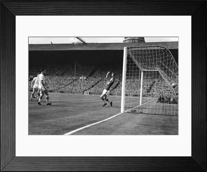 Framed Print : FA Cup Final at Wembley Stadium 4th May 1957 Manchester United v Aston Villa