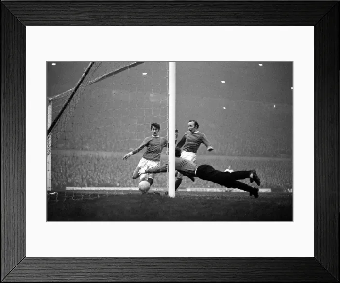 Framed Print : Manchester United goalkeeper Alex Stepney dives to pounce on the ball