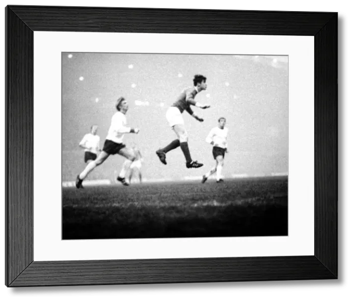 Framed Print : Man United centre half Steve James, the latest Busby babe Framed Print : Man United centre half Steve James, the latest Busby babe