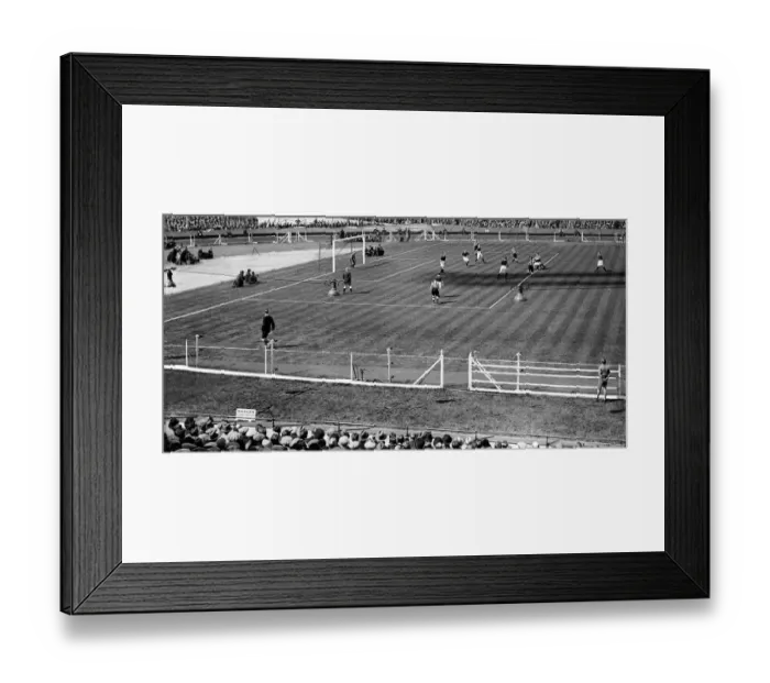 Framed Print : Sport - Football - Arsenal - FA Cup Final - 1932 - Action picture taken during