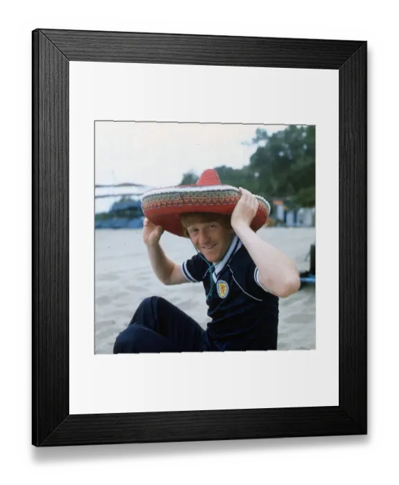 Framed Print : Gordon Strachan wearing a Scotland strip and a sombrero as he relaxes during the 1982