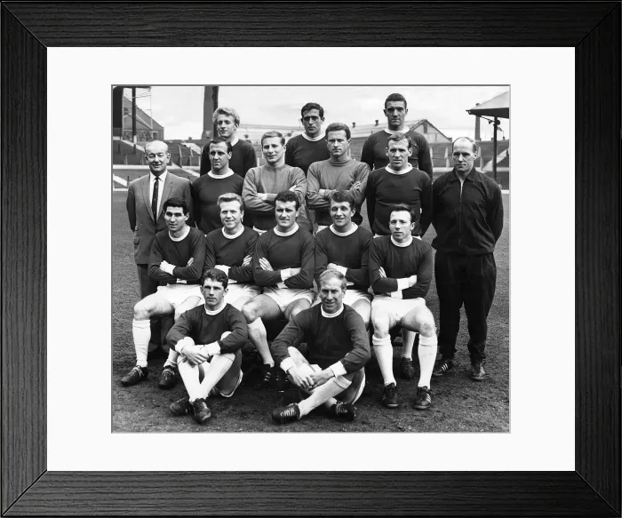 Framed Print : Manchester United pose for a team group photograph shortly before the 1963 FA Cup Final Framed Print : Manchester United pose for a team group photograph shortly before the 1963 FA Cup Final