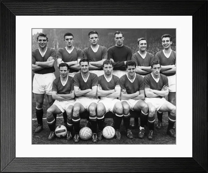 Framed Print : Manchester United pose for a team group photograph circa December 1957 Left to