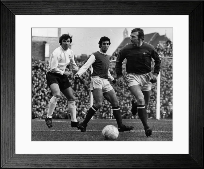 Framed Print : Bob Wilson Arsenal goalkeeper with the ball 1972 with Frank McLintock team Framed Print : Bob Wilson Arsenal goalkeeper with the ball 1972 with Frank McLintock team