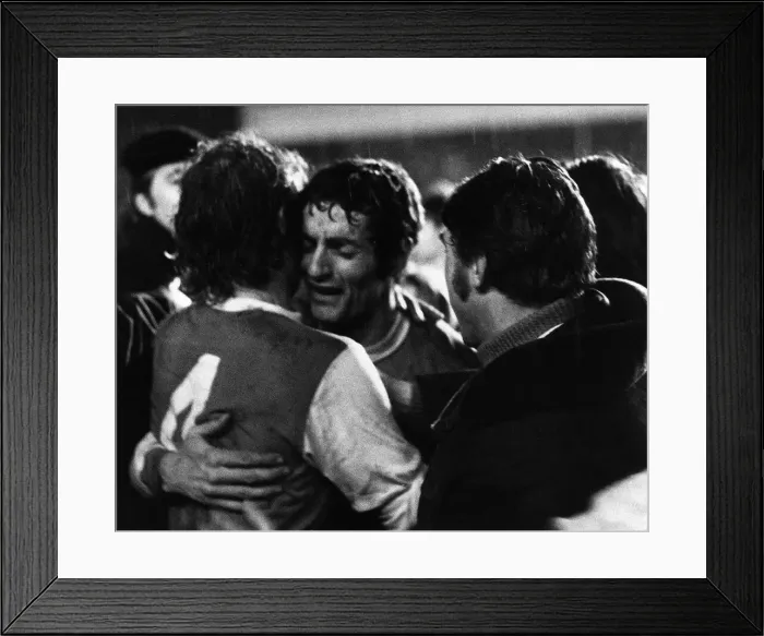 Framed Print : Frank McLintock Arsenal skipper hugs Eddie Kelly 1970 Framed Print : Frank McLintock Arsenal skipper hugs Eddie Kelly 1970