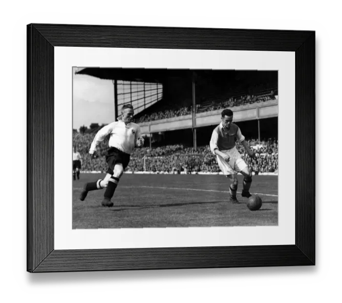 Framed Print : Sport - Football - Arsenal - Arsenals Welsh international Bryn Jones (RIGHT