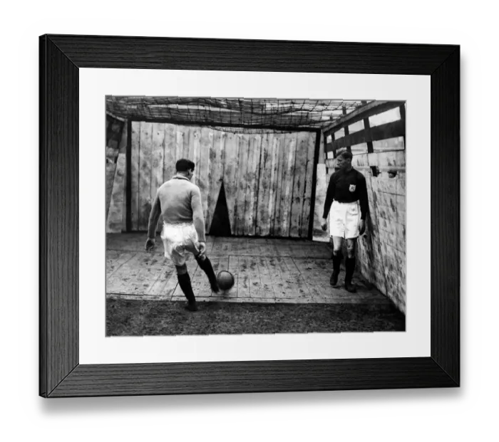 Framed Print : Sport - Football - Arsenal - Arsenal captain Charles Buchan watches goalkeeper Dai Lewis