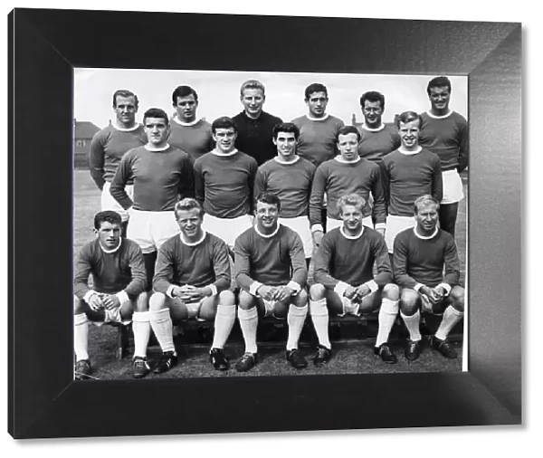 Manchester United pose for a team group during the 1962  /  1963 season Left to Right