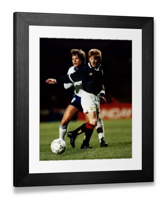 Framed Print : Scotland footballer Gordon Strachan in action against Finland March 1992