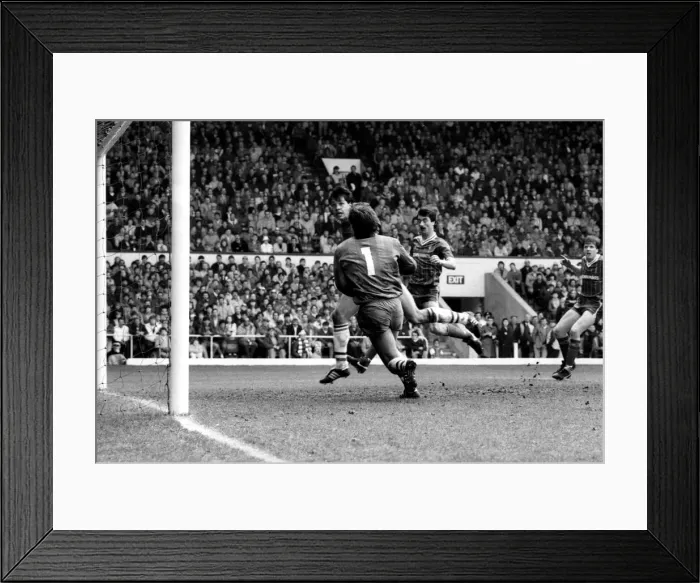 Framed Print : Liverpool v. Chelsea. May 1985 MF21-04-012 The final score was a four three