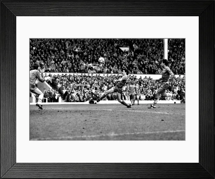 Framed Print : Liverpool v. Chelsea. May 1985 MF21-04-002 The final score was a four three