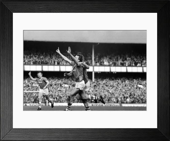 Framed Print : English League Division One match at Goodison Park. Everton 4 v Sunderland 1 Framed Print : English League Division One match at Goodison Park. Everton 4 v Sunderland 1