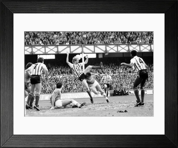 Framed Print : English League Division One match at Goodison Park. Everton 4 v Sunderland 1 Framed Print : English League Division One match at Goodison Park. Everton 4 v Sunderland 1
