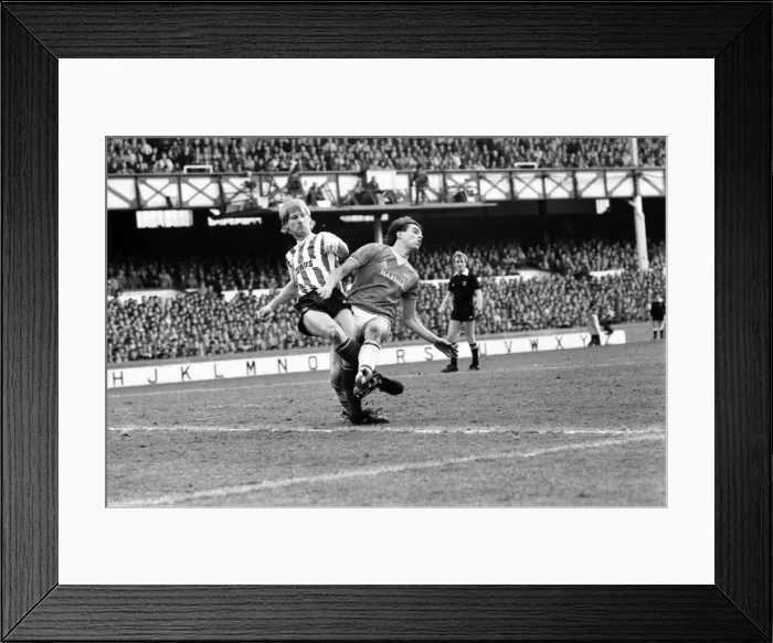 Framed Print : English League Division One match at Goodison Park. Everton 4 v Sunderland 1 Framed Print : English League Division One match at Goodison Park. Everton 4 v Sunderland 1