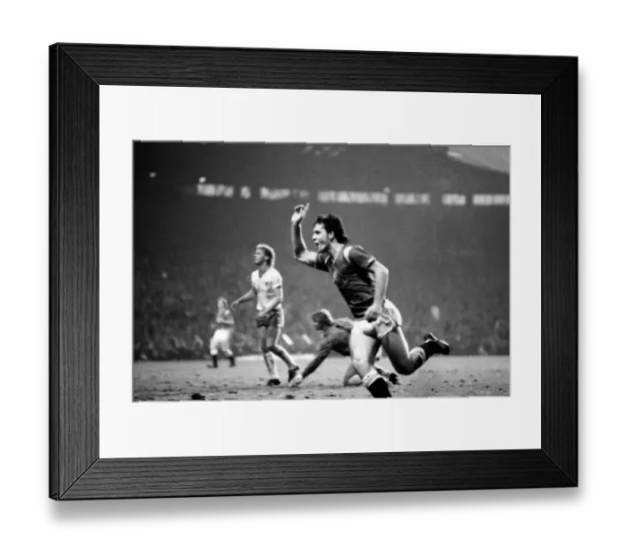 Framed Print : Manchester United 2 v. Norwich 0. December 1984 MF18-19-056 Framed Print : Manchester United 2 v. Norwich 0. December 1984 MF18-19-056