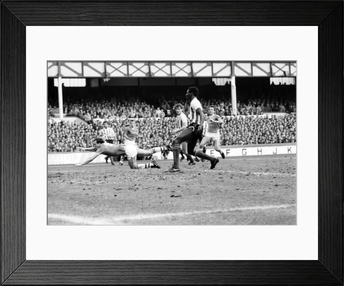 Framed Print : English League Division One match at Goodison Park. Everton 4 v Sunderland 1 Framed Print : English League Division One match at Goodison Park. Everton 4 v Sunderland 1