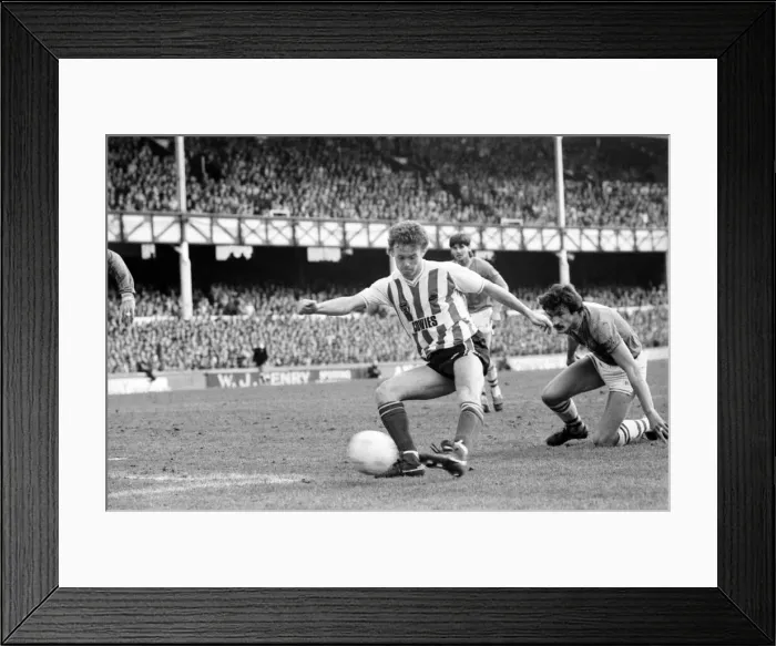 Framed Print : English League Division One match at Goodison Park. Everton 4 v Sunderland 1 Framed Print : English League Division One match at Goodison Park. Everton 4 v Sunderland 1