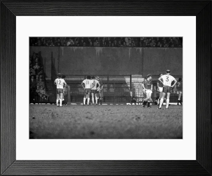 Framed Print : Manchester United 2 v. Norwich 0. December 1984 MF18-19-045 Framed Print : Manchester United 2 v. Norwich 0. December 1984 MF18-19-045
