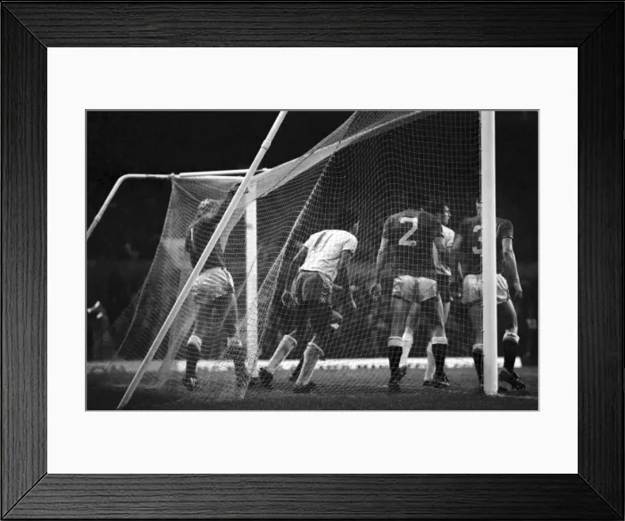 Framed Print : Manchester United 2 v. Norwich 0. December 1984 MF18-19-007 Framed Print : Manchester United 2 v. Norwich 0. December 1984 MF18-19-007