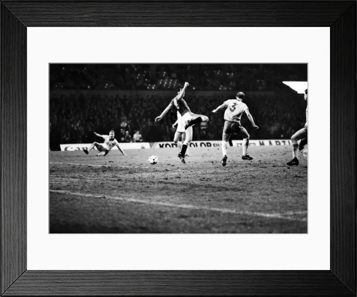 Framed Print : Manchester United 2 v. Norwich 0. December 1984 MF18-19-013 Framed Print : Manchester United 2 v. Norwich 0. December 1984 MF18-19-013