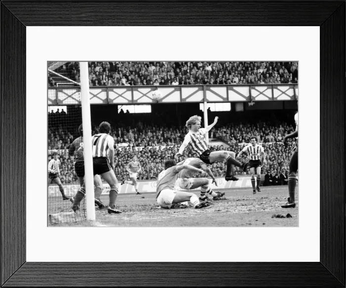 Framed Print : English League Division One match at Goodison Park. Everton 4 v Sunderland 1 Framed Print : English League Division One match at Goodison Park. Everton 4 v Sunderland 1