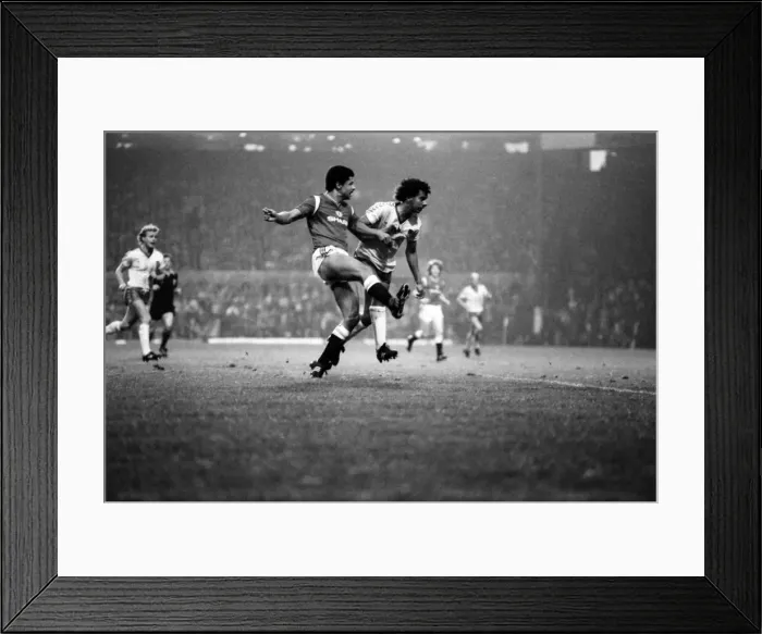 Framed Print : Manchester United 2 v. Norwich 0. December 1984 MF18-19-044