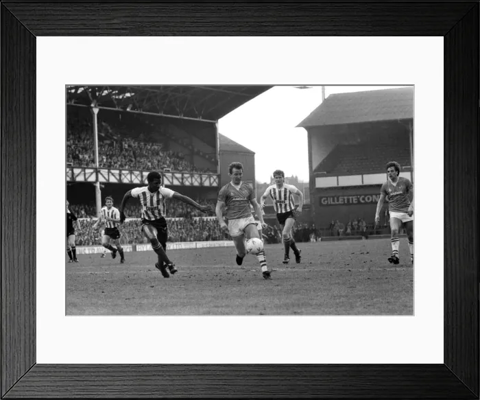 Framed Print : English League Division One match at Goodison Park. Everton 4 v Sunderland 1 Framed Print : English League Division One match at Goodison Park. Everton 4 v Sunderland 1