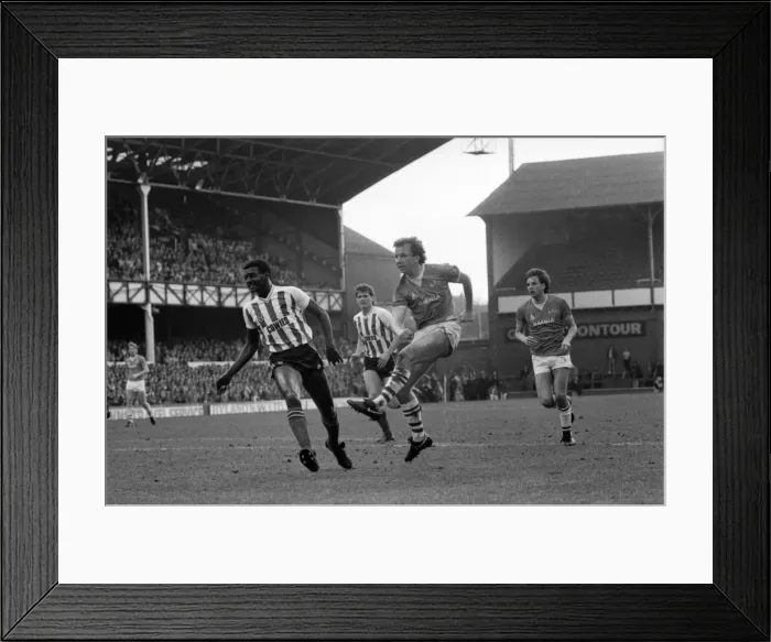Framed Print : English League Division One match at Goodison Park. Everton 4 v Sunderland 1 Framed Print : English League Division One match at Goodison Park. Everton 4 v Sunderland 1
