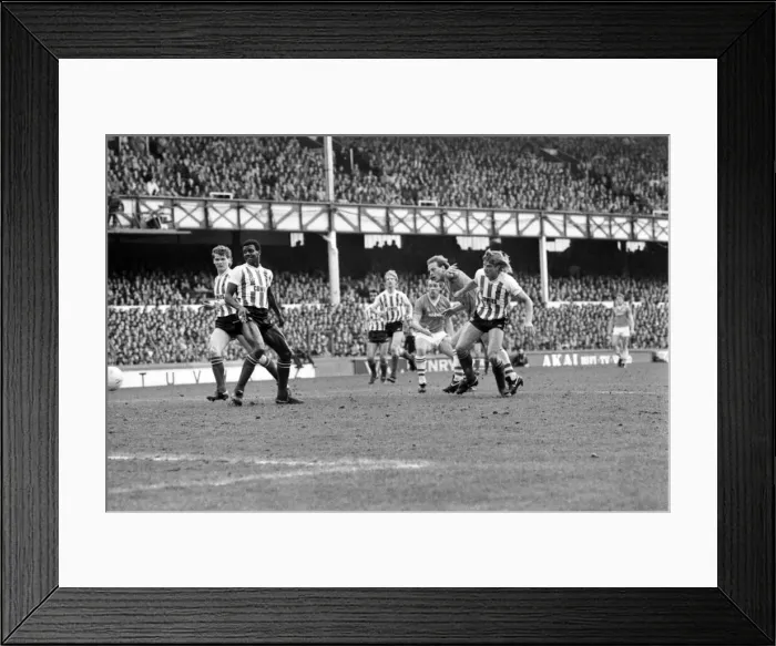 Framed Print : English League Division One match at Goodison Park. Everton 4 v Sunderland 1 Framed Print : English League Division One match at Goodison Park. Everton 4 v Sunderland 1