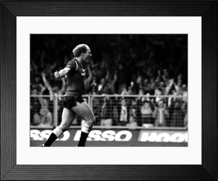 Framed Print : Leicester City 2 v. Manchester United 3. November 1984 MF18-12-017 Alan Brazil Framed Print : Leicester City 2 v. Manchester United 3. November 1984 MF18-12-017 Alan Brazil