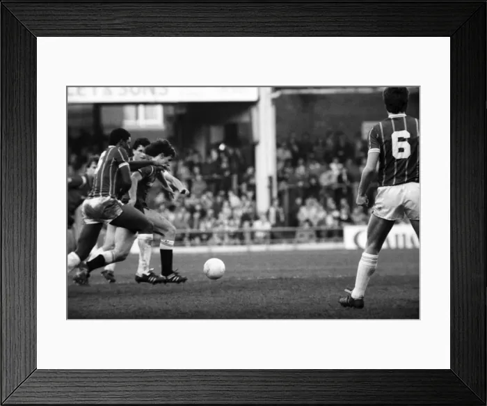 Framed Print : Leicester City 2 v. Manchester United 3. November 1984 MF18-12-010
