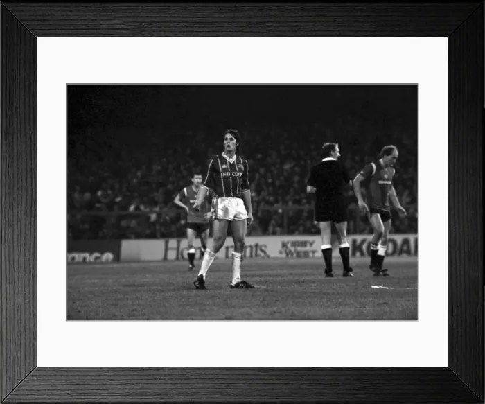 Framed Print : Leicester City 2 v. Manchester United 3. November 1984 MF18-12-037 Gary Lineker Framed Print : Leicester City 2 v. Manchester United 3. November 1984 MF18-12-037 Gary Lineker