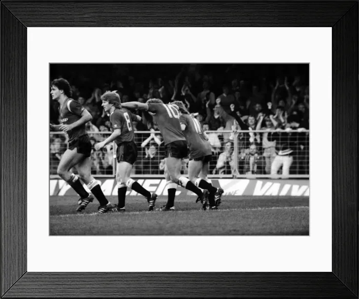 Framed Print : Leicester City 2 v. Manchester United 3. November 1984 MF18-12-012 Gordon Strachan Framed Print : Leicester City 2 v. Manchester United 3. November 1984 MF18-12-012 Gordon Strachan