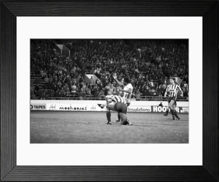 Framed Print : Stoke 0 v. Liverpool 1. November 1984 MF18-11-049