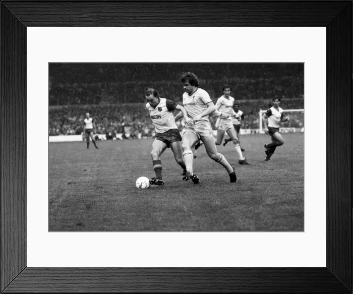 Framed Print : Stoke 0 v. Liverpool 1. November 1984 MF18-11-015