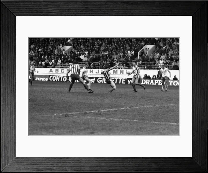 Framed Print : Stoke 0 v. Liverpool 1. November 1984 MF18-11-040